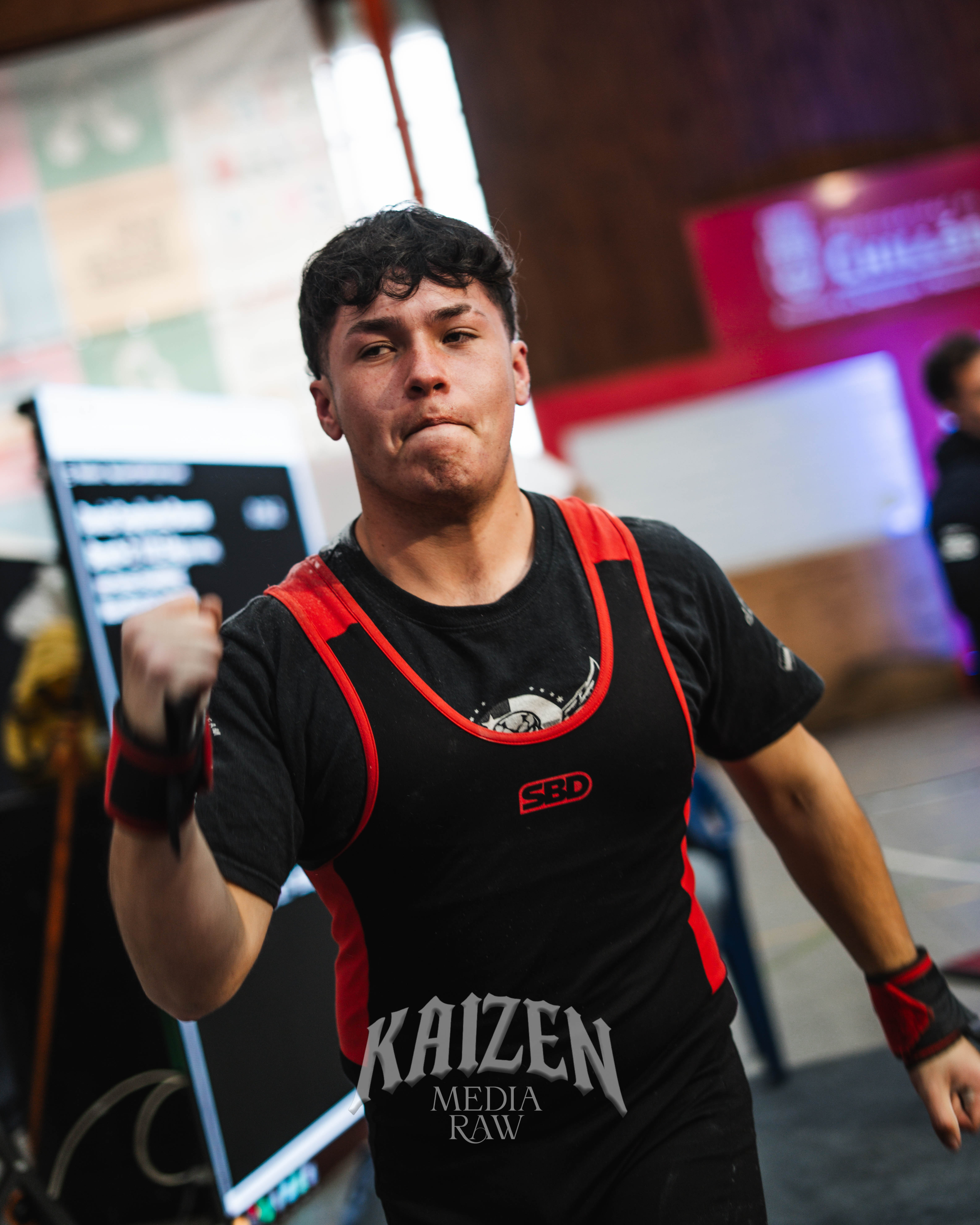 Hombre con peinado de copete mirando de perfil